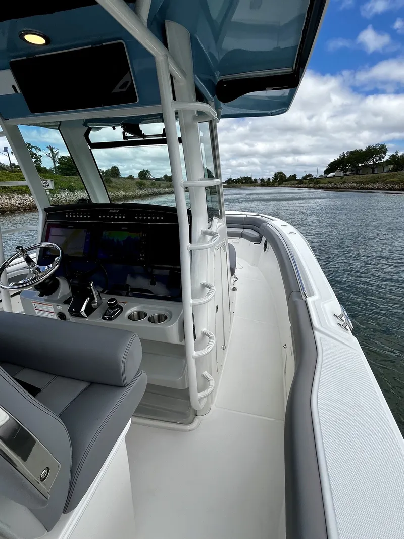 Slide: The Image of Boston Whaler 330 OUTRAGE 2023 - 25