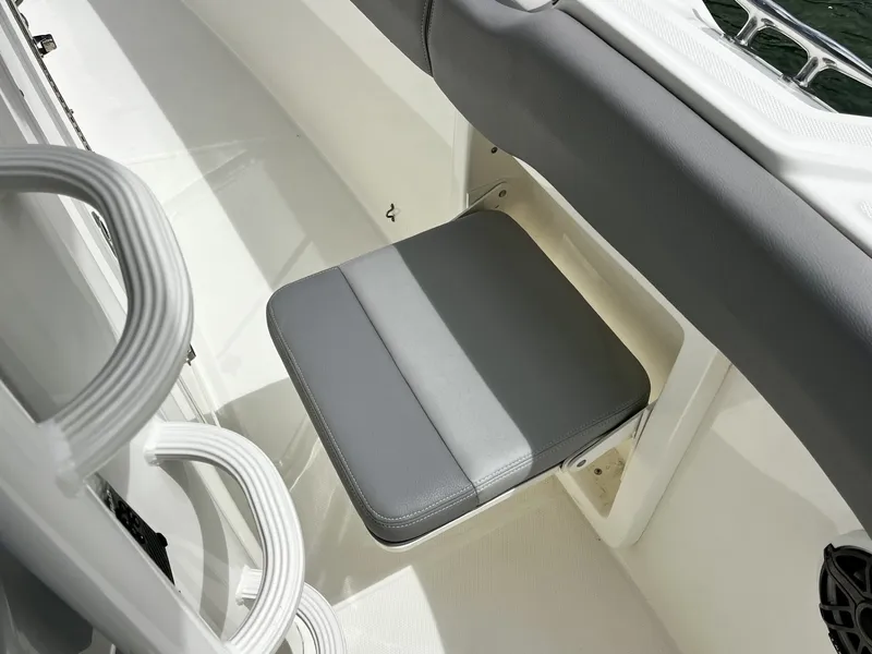 Slide: The Image of Boston Whaler 330 OUTRAGE 2023 - 32