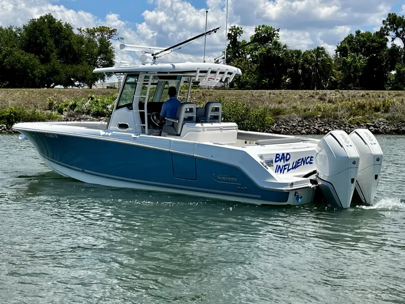 Slide: The Image of Boston Whaler 330 OUTRAGE 2023 - 8