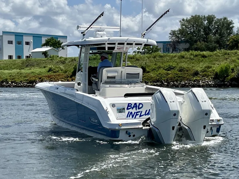 Slide: The Image of Boston Whaler 330 OUTRAGE 2023 - 6
