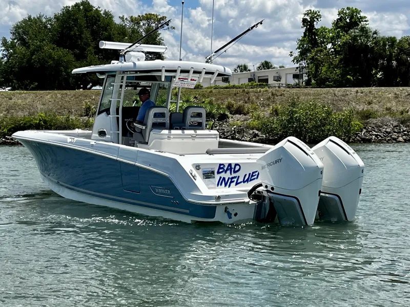 Slide: The Image of Boston Whaler 330 OUTRAGE 2023 - 9