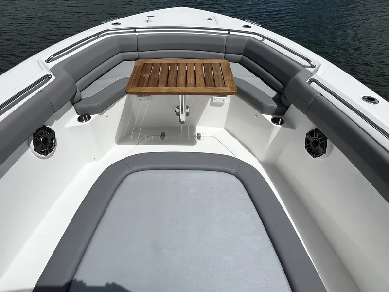 Slide: The Image of Boston Whaler 330 OUTRAGE 2023 - 28