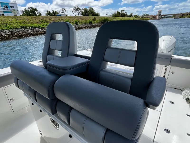 Slide: The Image of Boston Whaler 330 OUTRAGE 2023 - 23