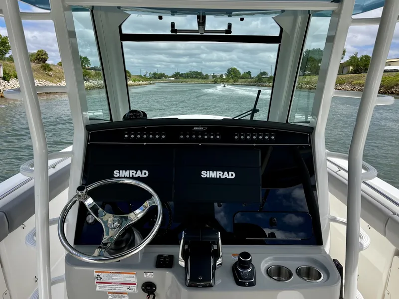 Slide: The Image of Boston Whaler 330 OUTRAGE 2023 - 17