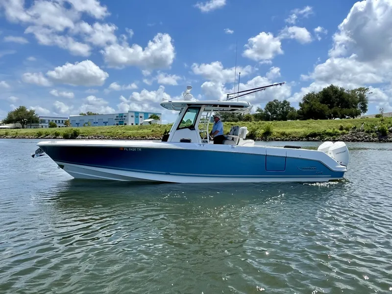 Slide: The Image of Boston Whaler 330 OUTRAGE 2023 - 15