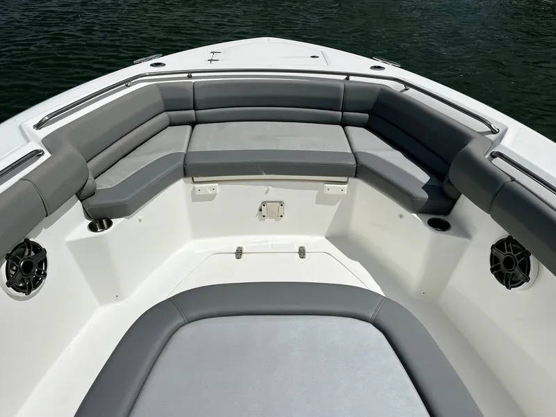 Slide: The Image of Boston Whaler 330 OUTRAGE 2023 - 27