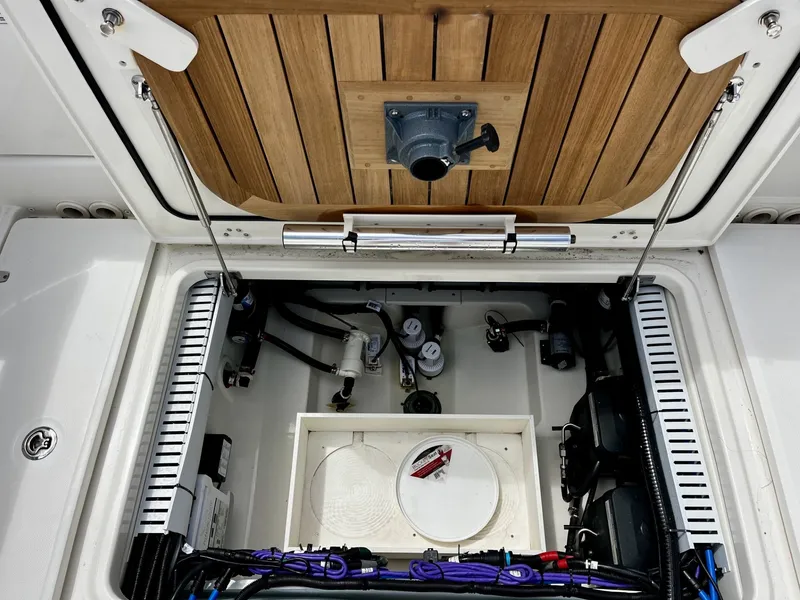 Slide: The Image of Boston Whaler 330 OUTRAGE 2023 - 39