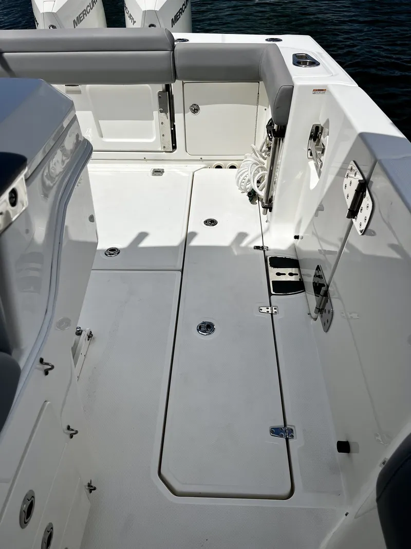 Slide: The Image of Boston Whaler 330 OUTRAGE 2023 - 36