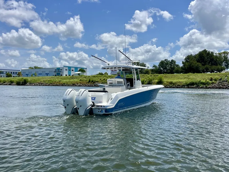 Slide: The Image of Boston Whaler 330 OUTRAGE 2023 - 4