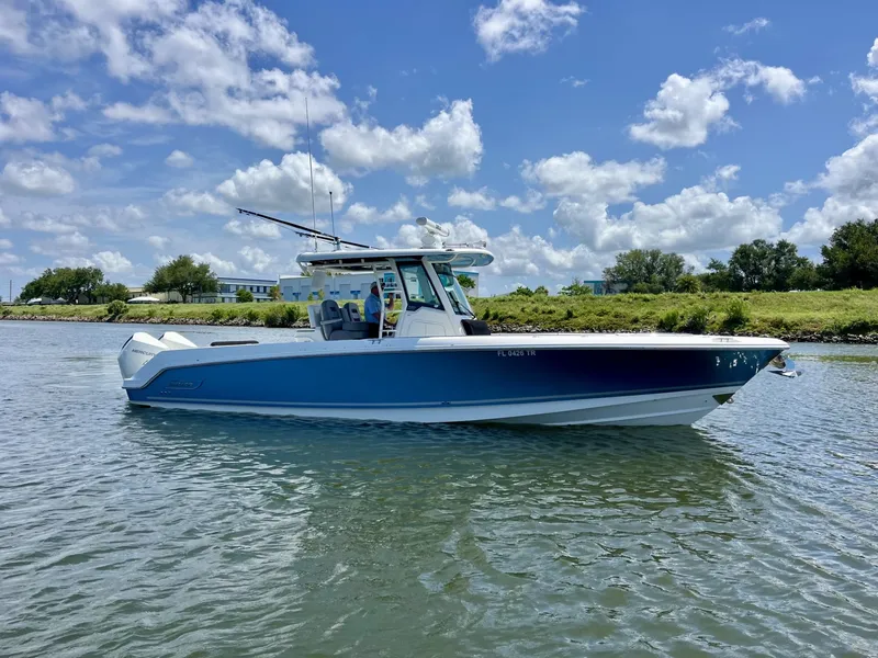 Slide: The Image of Boston Whaler 330 OUTRAGE 2023 - 2