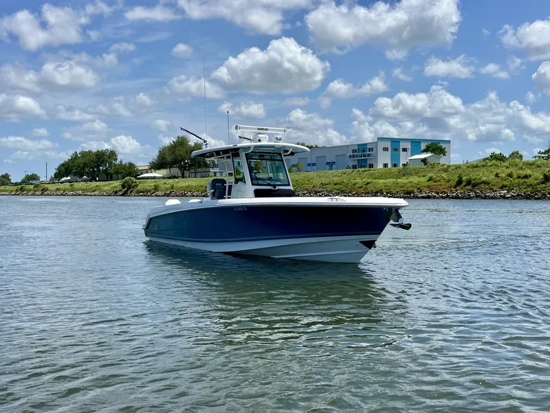 Slide: The Image of Boston Whaler 330 OUTRAGE 2023 - 11