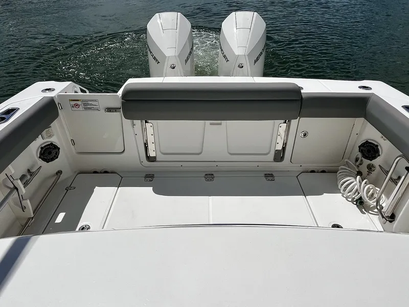 Slide: The Image of Boston Whaler 330 OUTRAGE 2023 - 30