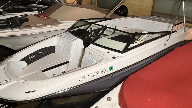 Slide: The Image of Sea Ray 230 SPX 2021 - 4