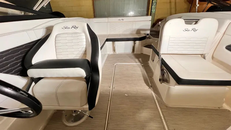 Slide: The Image of Sea Ray 230 SPX 2021 - 20