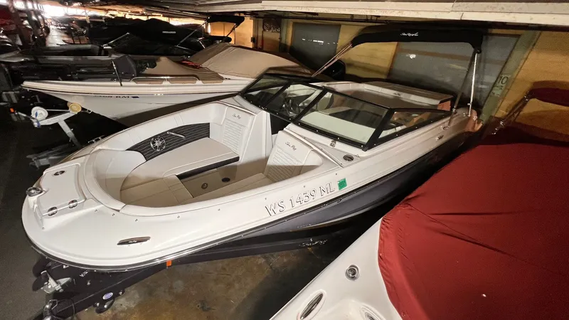 Slide: The Image of Sea Ray 230 SPX 2021 - 3