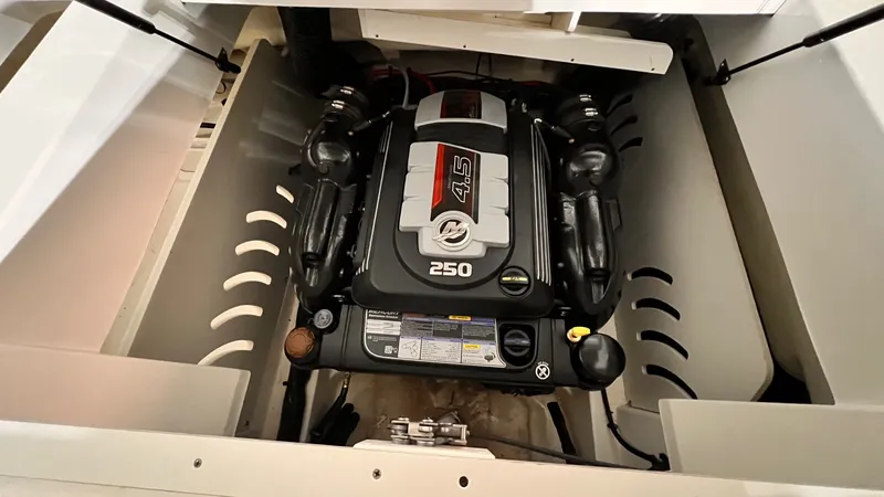 Slide: The Image of Sea Ray 230 SPX 2021 - 18