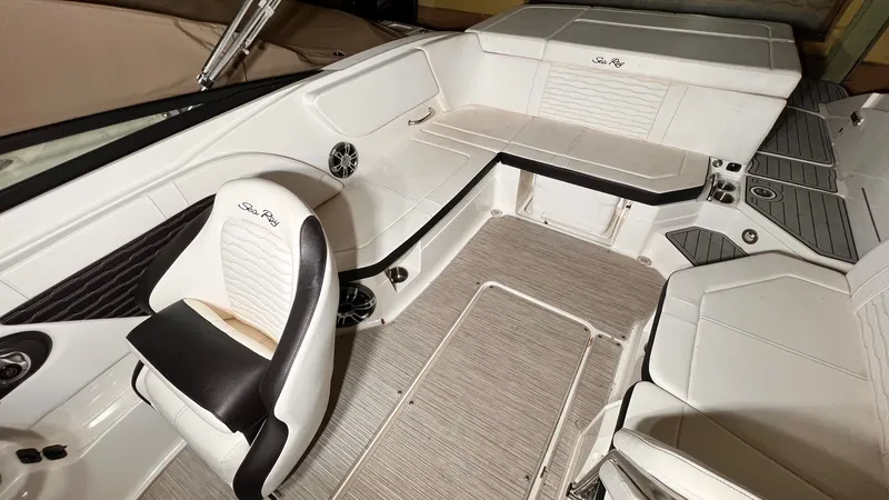 Slide: The Image of Sea Ray 230 SPX 2021 - 13