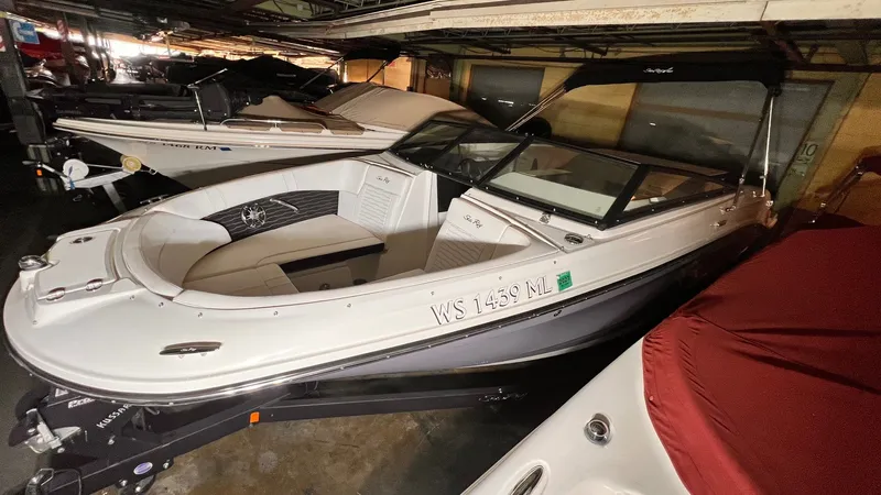 Slide: The Image of Sea Ray 230 SPX 2021 - 2