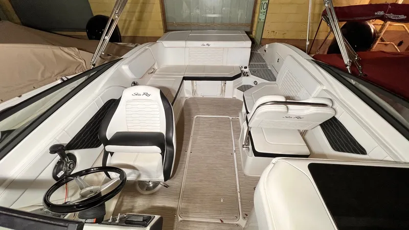 Slide: The Image of Sea Ray 230 SPX 2021 - 10