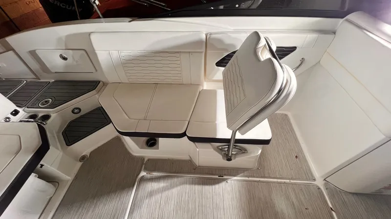 Slide: The Image of Sea Ray 230 SPX 2021 - 14