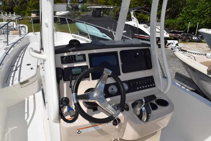 Slide: The Image of Boston Whaler 240 Dauntless 2019 - 10