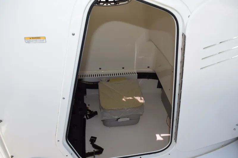 Slide: The Image of Boston Whaler 240 Dauntless 2019 - 12