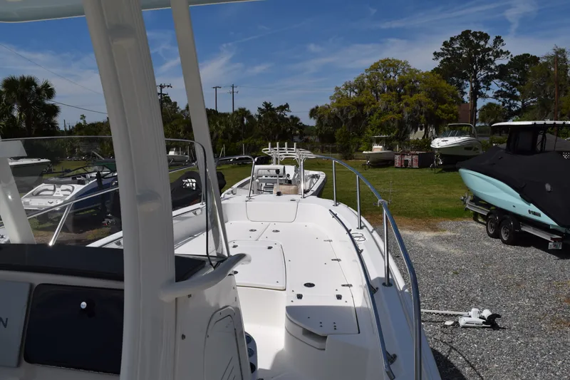 Slide: The Image of Boston Whaler 240 Dauntless 2019 - 13