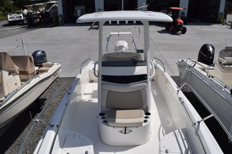 Slide: The Image of Boston Whaler 240 Dauntless 2019 - 14