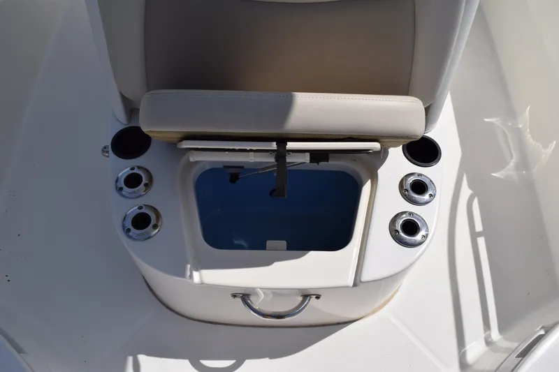 Slide: The Image of Boston Whaler 240 Dauntless 2019 - 15