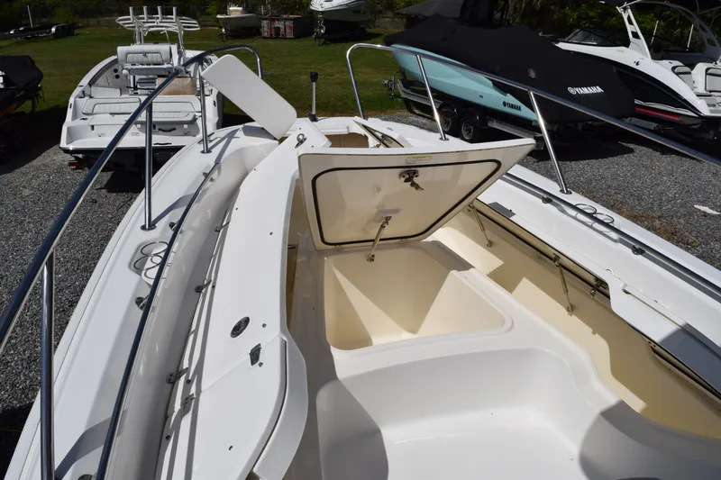 Slide: The Image of Boston Whaler 240 Dauntless 2019 - 17