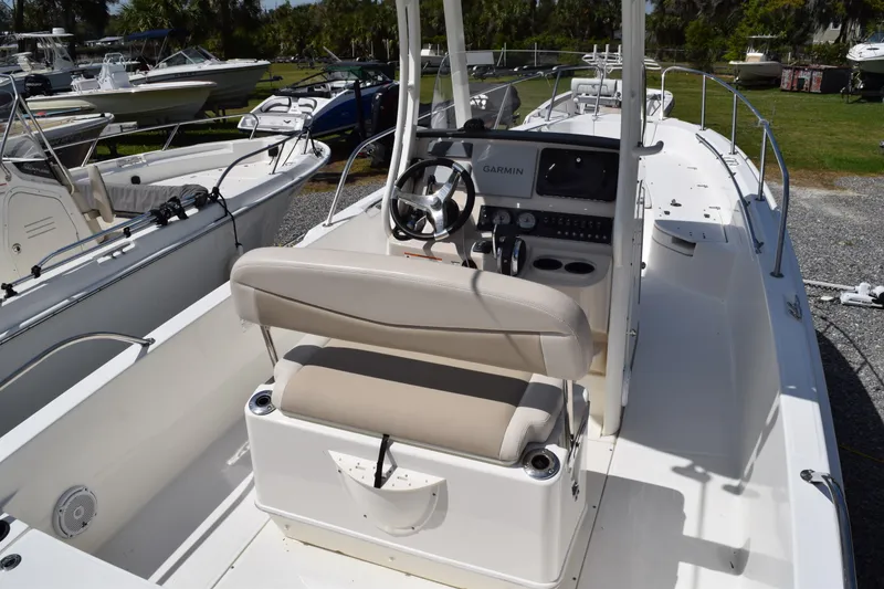 Slide: The Image of Boston Whaler 240 Dauntless 2019 - 7