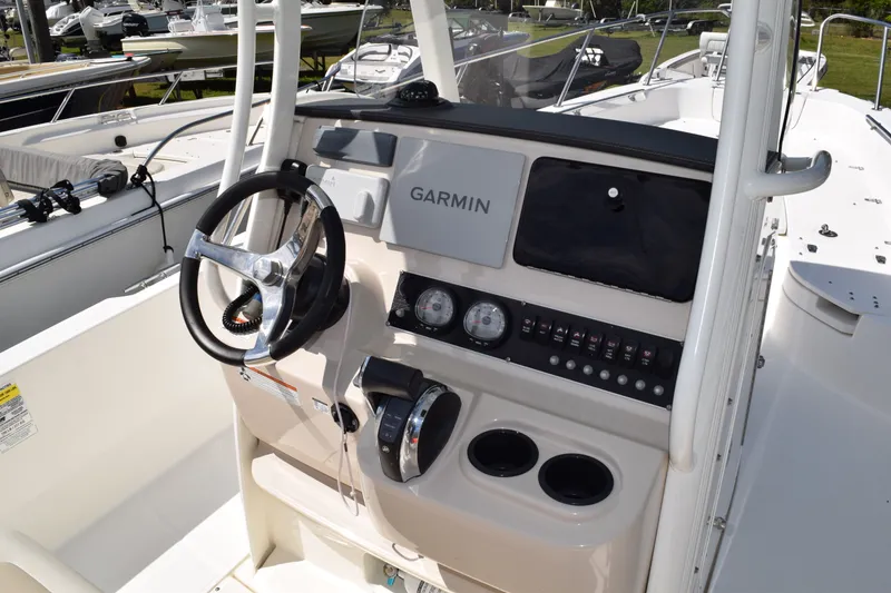 Slide: The Image of Boston Whaler 240 Dauntless 2019 - 8