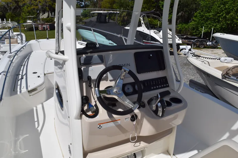 Slide: The Image of Boston Whaler 240 Dauntless 2019 - 9