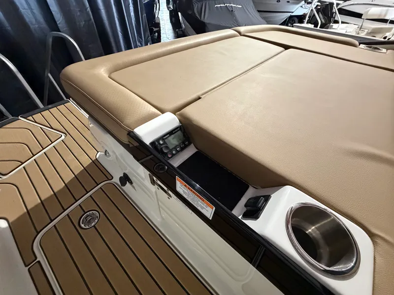 Slide: The Image of Sea Ray SLX 280 2026 - 16