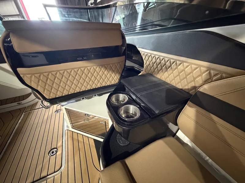 Slide: The Image of Sea Ray SLX 280 2026 - 27