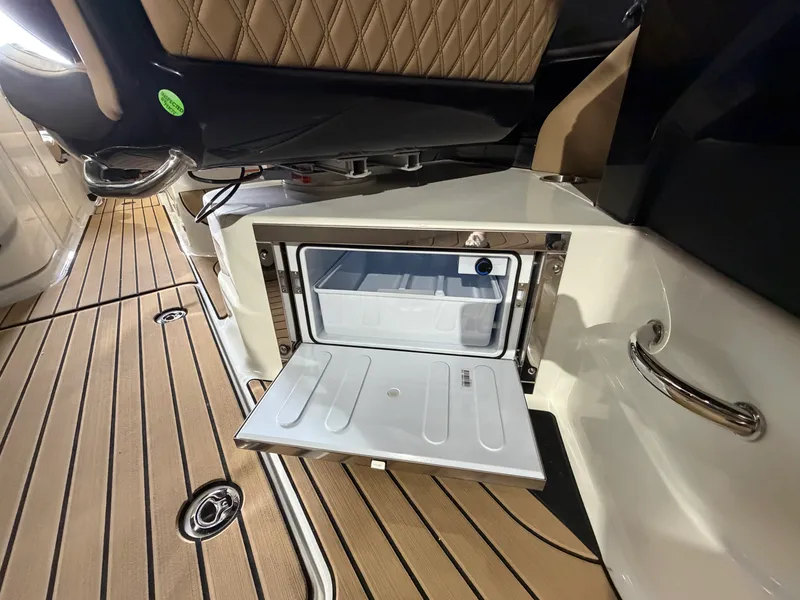 Slide: The Image of Sea Ray SLX 280 2026 - 30