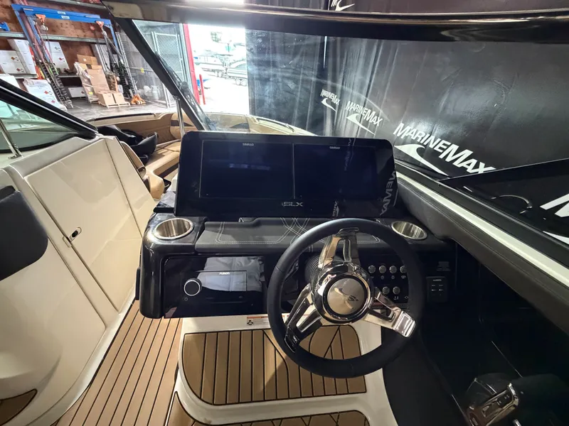Slide: The Image of Sea Ray SLX 280 2026 - 35