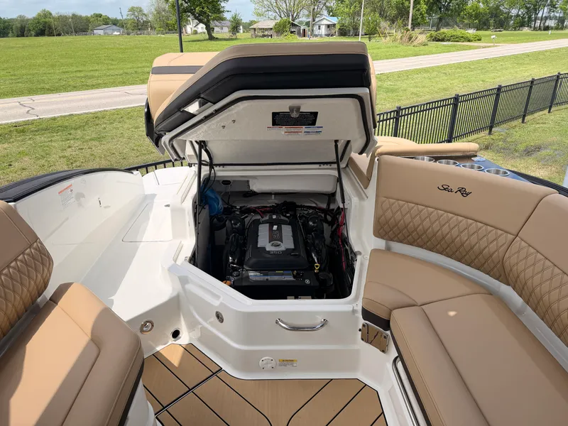 Slide: The Image of Sea Ray SLX 280 2026 - 10