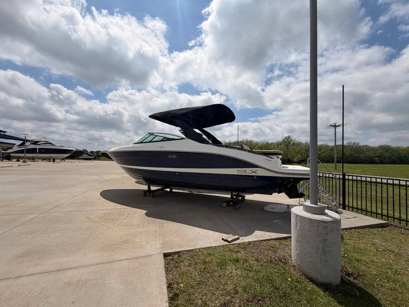 Slide: The Image of Sea Ray SLX 280 2026 - 2