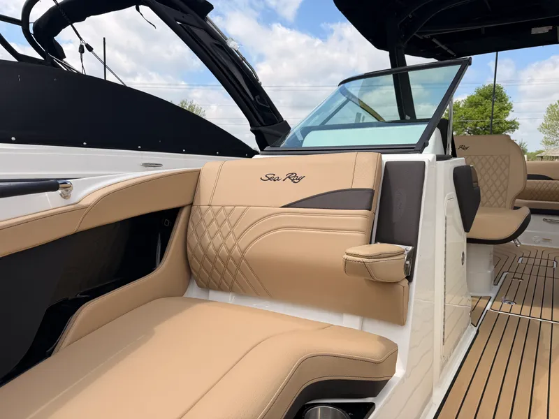 Slide: The Image of Sea Ray SLX 280 2026 - 23