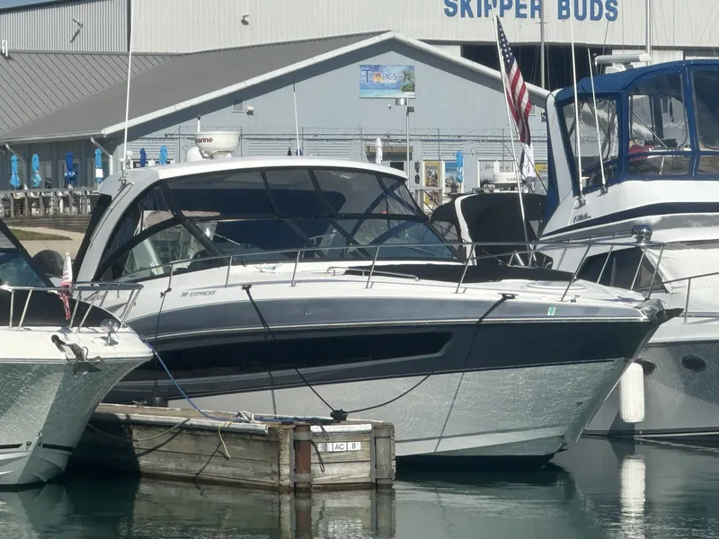 The Image of Cruisers 380 EXPRESS 2016 - 0
