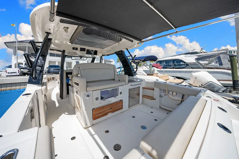 Slide: The Image of Boston Whaler 350 REALM 2022 - 20