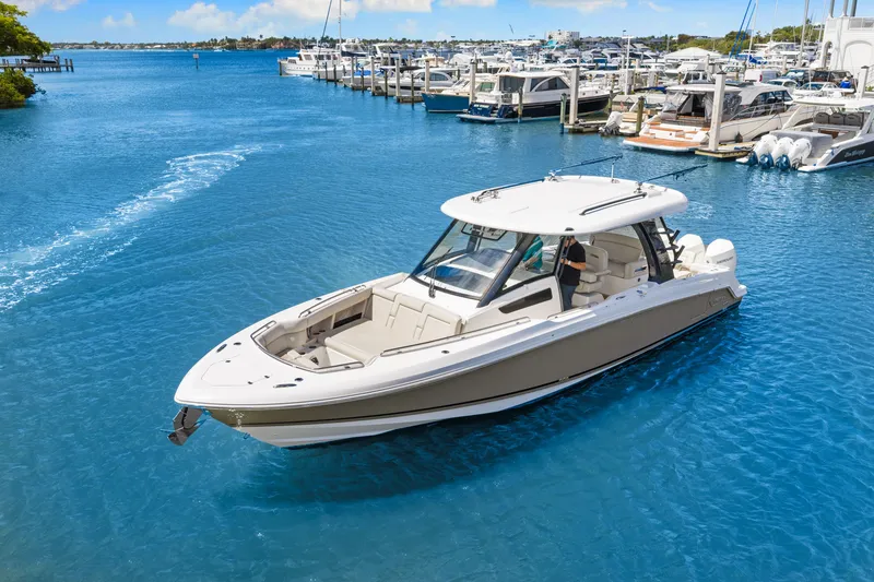 Slide: The Image of Boston Whaler 350 REALM 2022 - 10