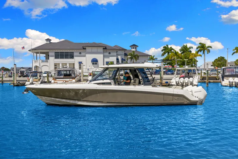 The Image of Boston Whaler 350 REALM 2022 - 0
