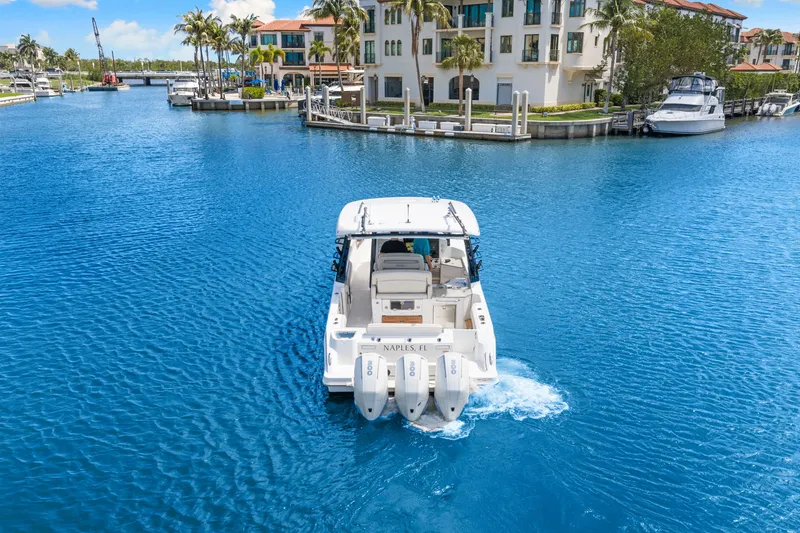 Slide: The Image of Boston Whaler 350 REALM 2022 - 12