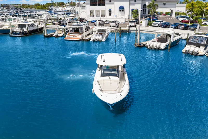 Slide: The Image of Boston Whaler 350 REALM 2022 - 11