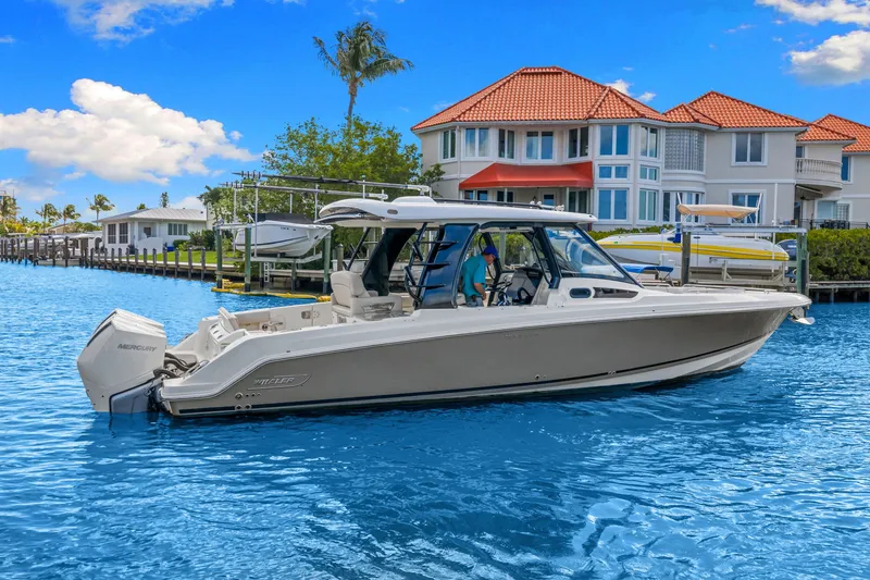 Slide: The Image of Boston Whaler 350 REALM 2022 - 3