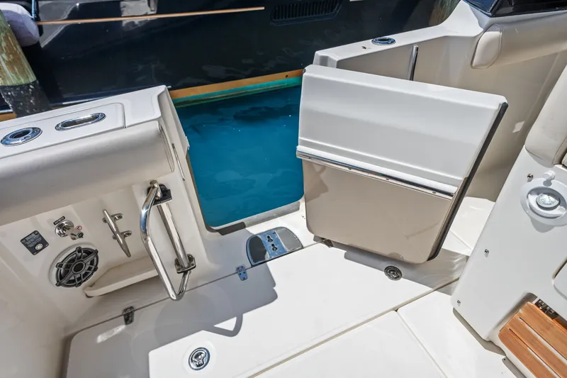 Slide: The Image of Boston Whaler 350 REALM 2022 - 23