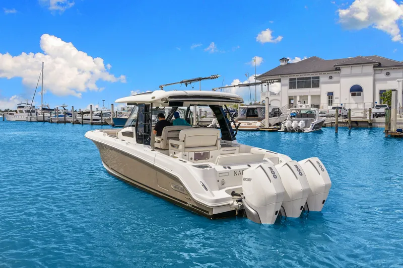 Slide: The Image of Boston Whaler 350 REALM 2022 - 7
