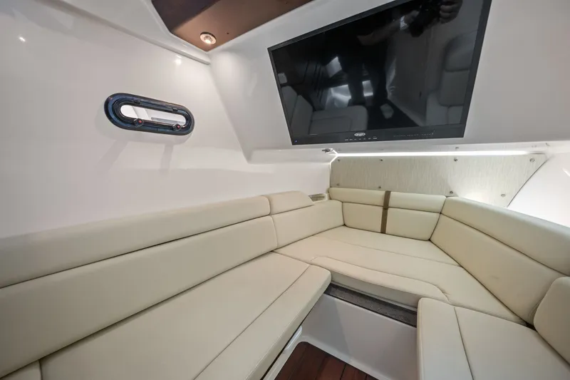 Slide: The Image of Boston Whaler 350 REALM 2022 - 34